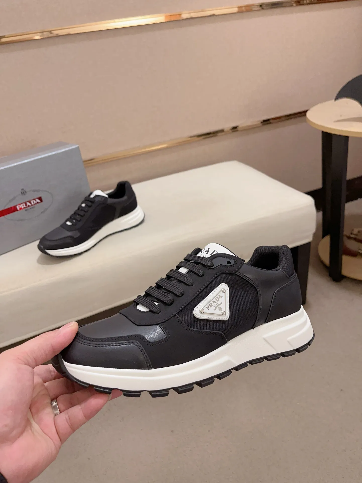 Men's shoes 💰 560 💰 (high version) new Prada (Prada) high-tops are launched at the same time, new men's shoes, 😘fabrics are selected from waterproof technical cloth. First layer cowhide lining. 👍🏿Original molded anti-slip rubber outsole, with exquisite lines, simple and elegant, comfortable and high-end for leisure travel. Number of yards: 38 to 44. (Can be customized for 45.46.)